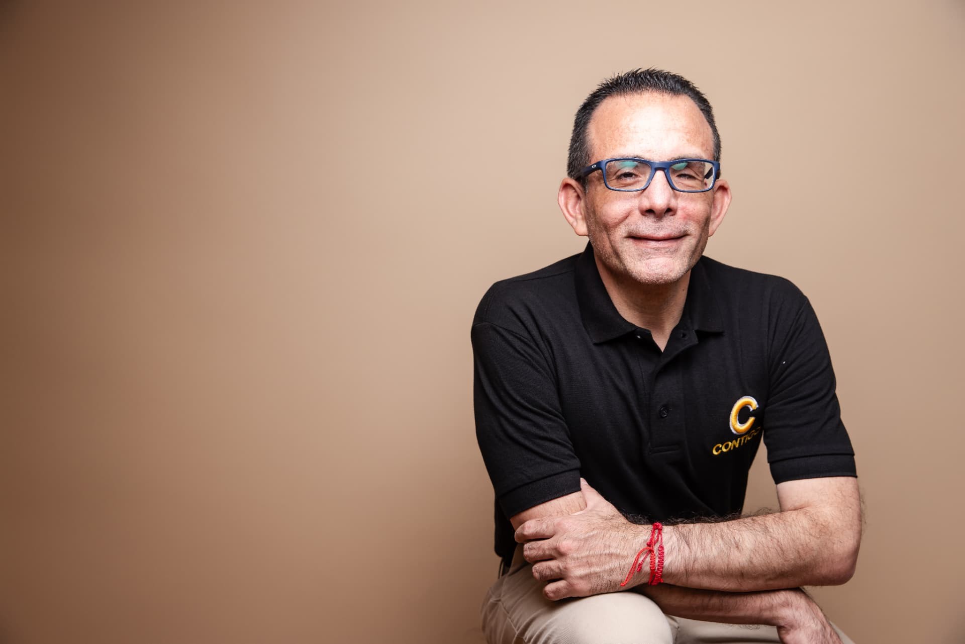 Christian Doig sonriendo con su polo de Contigo